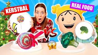 KERSTBAL FOOD vs. REAL FOOD CHALLENGE!! * Echt Eten In De Kerstboom Hangen!! DeZoeteZusjes