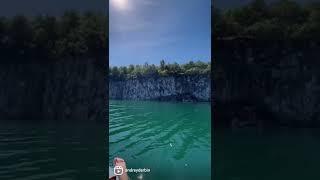 катание на сапборде внутри мраморного каньона 