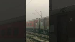 Train in Heavy Fogg ️️️#shorts #viral #youtubeshorts #indianrailways #trains