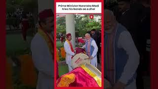 PM Modi plays Dhol during warm welcome by Indian diaspora in Singapore