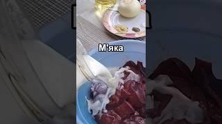 Cвиняча печінка з яблуками та цибулею