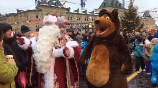 Ded Moroz & Snegurochka Singing in Red Square