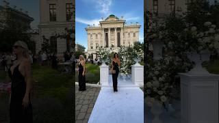 Кого узнали? Современный показ мод в историческом Доме Пашкова #натямба #шоубиз