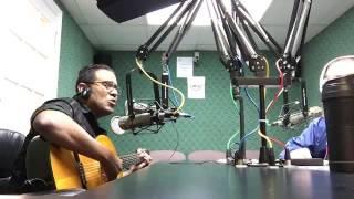 Victor Po   Bajo un palmar  con guitarra en estidios 1440 Orlando dic 2015