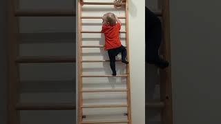 Малюк лазить по драбині #shorts #baby