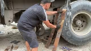 Auto repair: How to replace and restore 40-ton truck springs by a mechanic