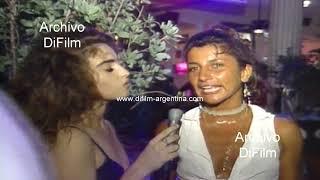 Mariela Moore hablando con la turista australiana Lisa en Miami Beach 1994