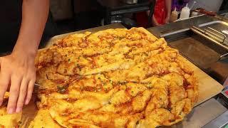 Giant Pancakes unveiled 土家醬香餅 香辣脆甜 Giant  Paratha @YouTuberUSA