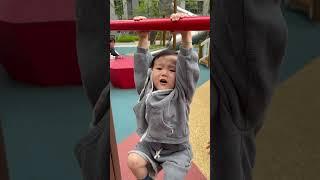 30개월 아기의 철봉 첫시도! 무서워