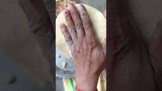 Chule pr banai makke ki roti  maake  ki roti hatho s bani #short # chule pr ##Akanksha yadav 