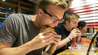 BURGER EATING CHALLENGE - Center Parcs Day 1