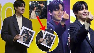 WOW!LEE MIN HO IS HOLDING A PORTRAIT OF HIM & KIM GO EUN GIVEN TO HIM BY HIS FANS DURING EVENT