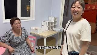 小语妈妈第一次去女儿女婿店里参观了，晚上和婆婆妈妈一起吃了火锅，我妈有点感冒了