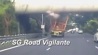 6jan2025 pie truck with trailer with load exceeding 4.5m height limit  hit the flyover