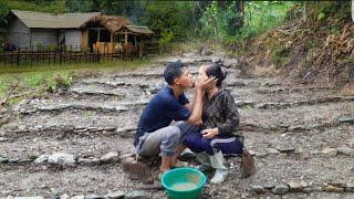 Leveling the ground to build a garden to grow eggplant and other crops on rainy days Face the storm