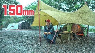 Camping in dem schweren Regensturm in den starken Winds