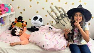 Deema Surprise Sally and decorates room for Halloween stories