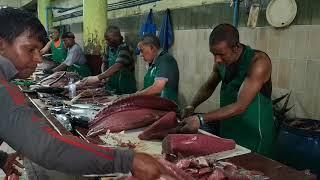 How to cut the giant TUNA skillfully at Male fish market of Maldives.