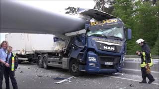 Dramatischer Unfall: Windradflügel durchbohrt Lkw bei Bielefeld