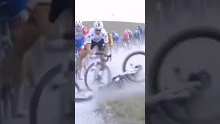 Caida de Julian Alaphilippe en el Strade Bianche 2022 .
