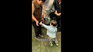 Xiao Anran's behavior today directly moved grandma to tears. #The little girl is too cute # Whose b