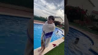 Cuando tu AMIGO se QUIERE salir de la PISCINA...#shorts #viral