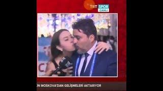 TRT Spor yorumcusu na Öpücük  Tarık Üstün konuşması sırasında Rus Kız Öpüyor 