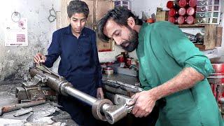 This young mechanic is amazing in repairing hydraulic cylinders