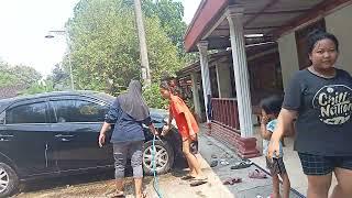 nyuci mobil sama mami di depan rumah