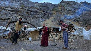  Buying wood for the roof of the hut on the rainy day of the nomads ️