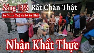 Khất thực sáng 13/3 sư Minh Tuệ và 16 sư nhỏ những gì chân thật nhất