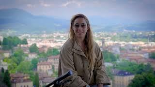 SOFIA GOGGIA IN BICICLETTA TRA LE VIE DI CITTÀ ALTA, CASA SUA!