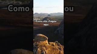 Pedra gigante encontrada no alto da formação rochosa #youtubeshorts #curiosidades #geología