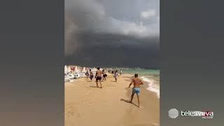 LECCE | Tromba d’aria si abbatte sulla spiaggia di Pescoluse: bagnanti in fuga