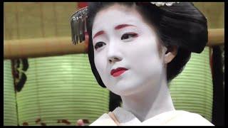 京都・上七軒　舞妓・勝奈さんの踊り　「北野小唄」（1）　（東山花灯路　八坂神社　舞妓さんによる奉納舞踊より）　dance by Maiko at Yasaka shrine, Kyoto