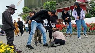 Tahan tawa 8 menit.!! prank manusia patung..!!!