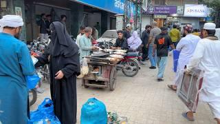  Lahore, Pakistan: Chaos and Street Food at Shah Alam Market