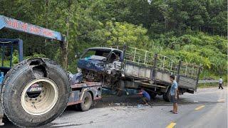 Remove exploded container tires due to traffic accidents on the highway - Danh repairer car