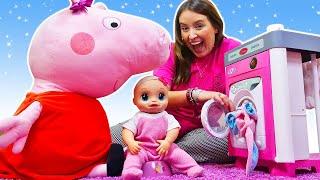 Vamos lavar as roupas da boneca Baby Alive! História infantil com brinquedos para crianças