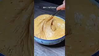 红糖新吃法 把红糖倒入面粉里，简单的搅一搅，出锅就是一道五星级酒店里的招牌美食，保证你看一眼就能学会