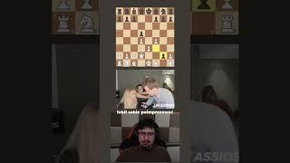 Podpity Magnus Carlsen przejmuje przegraną partię...