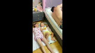 Ask my sister to go to bed and not me makes me angry. #Daddy raising baby #a panoramic survey of co