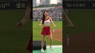 #ssg랜더스치어리더 #ssg랜더스#이지원"힘들다~~응원하기~~하지만 난 프로 웃는거야이지원치어리더"