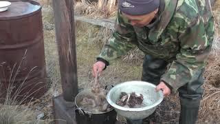 Разделываем гуся и варим суп.