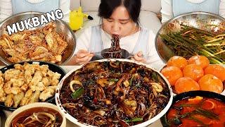 요리 먹방 :) 와~ 배추 가격 미쳤다 겉절이랑 파김치 담그고 배고파서 해물쟁반짜장 주문했어요. 디저트는 달콤한 홍시~.