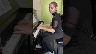 Аккордеонистка за фортепиано