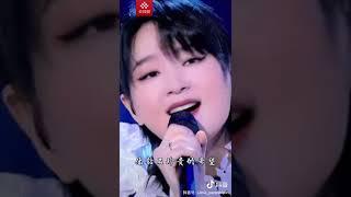 周笔畅站在时空隧道 温暖唱响《去流浪》！| 中国音乐电视 Music TV #shorts