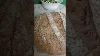 смачний хліб з цільнозернового борошна з коріндром та льоном