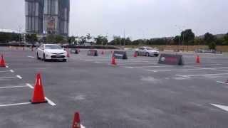 Camry 2.5 Hybrid Drag Races Accord