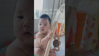혼자 앉는법을 깨달은 아기